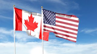 Banderas de Canadá y Estados Unidos en una foto de archivo.