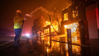 Poderosos vientos alimentan múltiples incendios en el área de Los Ángeles.