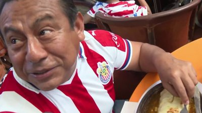 Aficionados derrochan pasión por el clásico futbolero de Chivas vs. América