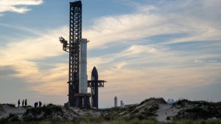 Un grupo de personas observa la nave espacial SpaceX Starship Flight 8 mientras se encuentra cerca de la plataforma de lanzamiento orbital A antes de su lanzamiento en la playa de Boca Chica el 3 de marzo de 2025 en Boca Chica Beach, Texas.