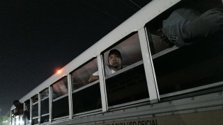 Migrantes llegan a la estación de autobuses de Albrook luego de obtener un permiso para salir del albergue de San Vicente en la ciudad de Panamá el 8 de marzo de 2025.