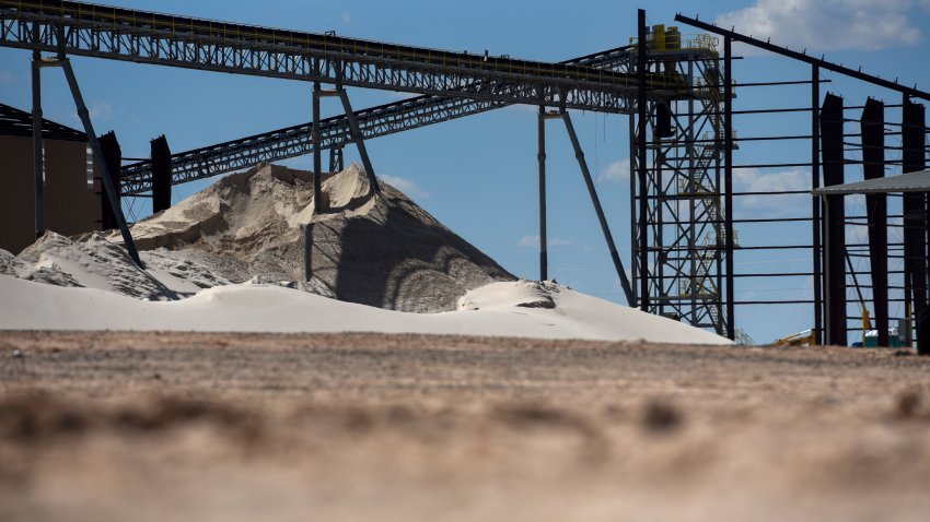 Transportadores parados sobre una pila de arena en la mina Black Mountain Sand LLC Vest en el condado de Winkler, Texas, Estados Unidos, el martes 19 de junio de 2018.