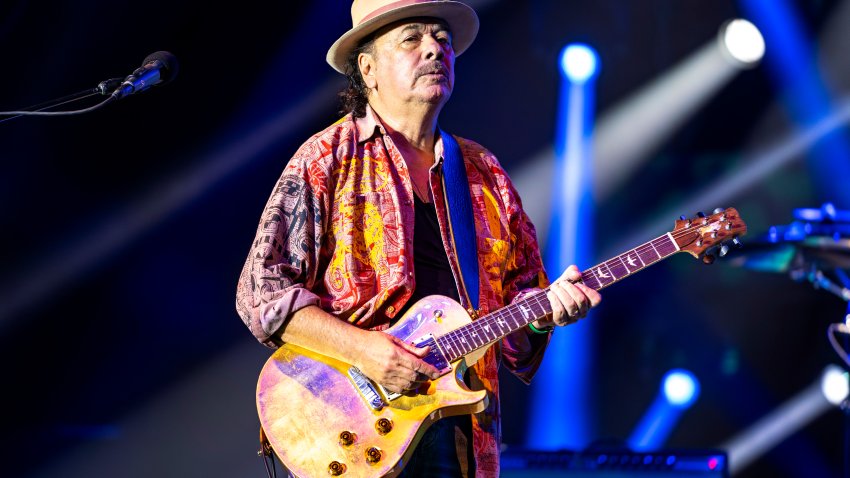 ARCHIVO – Carlos Santana se presenta el viernes 30 de junio de 2023 en Ravinia en Highland Park, Illinois. (Foto Rob Grabowski/Invision/AP, archivo)