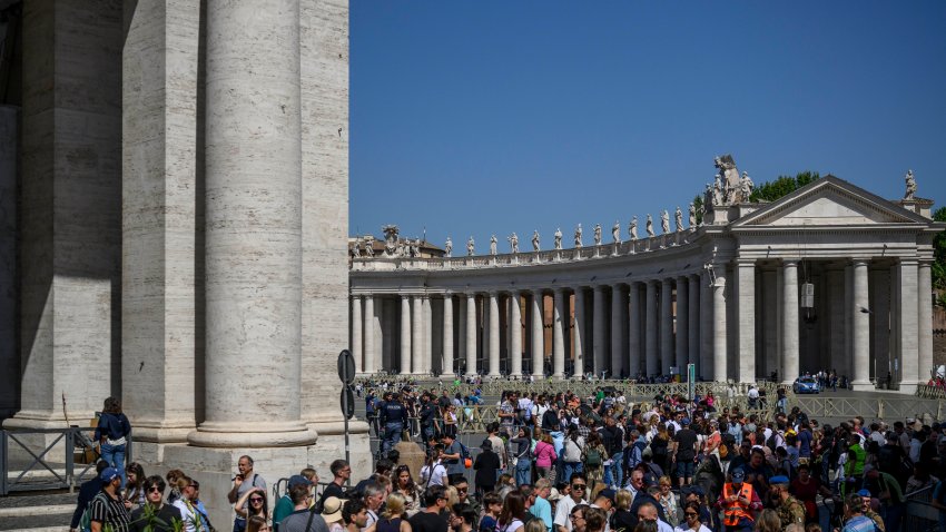 “Vive en los corazones de todos nosotros”: miles pasan por el Vaticano para despedir al Papa