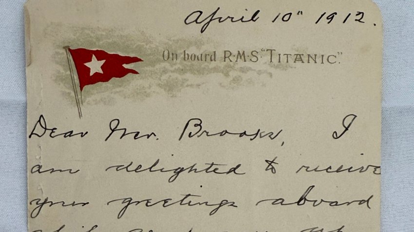 En esta foto sin fecha proporcionada por la casa de subastas Henry Aldridge & Son, Inglaterra, se muestra una tarjeta postal escrita a bordo por uno de los más famosos sobrevivientes del Titanic, días antes del hundimiento del barco, la cual fue subastada por 300.000 libras (399.000 dólares). (Henry Aldridge & Son vía AP)
