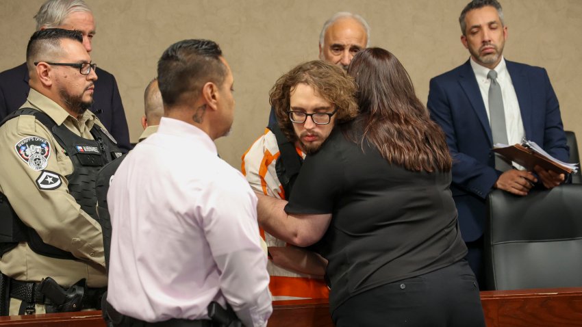 Adriana Zandri, viuda de Iván Manzano, que murió durante un tiroteo en una tienda de Walmart, abraza al acusado Patrick Crusius durante una audiencia de acuerdo de culpabilidad, en El Paso, Texas, el martes 22 de abril de 2025. (Ruben R. Ramirez/Pool Photo via AP)
