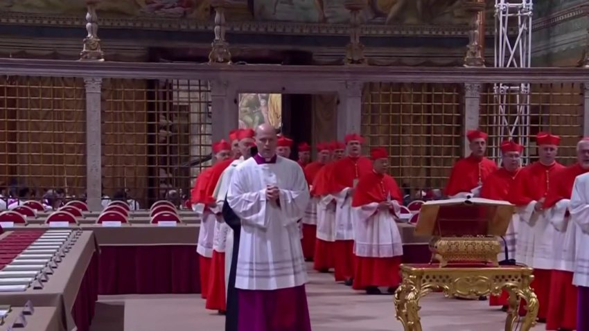La procesión solemne de los cardenales antes de elegir al nuevo pontífice