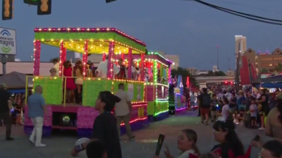 Lleno de carrozas y colores el Desfile Flambeau en San Antonio