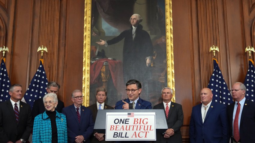 WASHINGTON, DC – 22 DE MAYO: El presidente de la Cámara de Representantes de Estados Unidos, Mike Johnson (republicano de Los Ángeles), habla con los medios después de que la Cámara aprobara por un estrecho margen un proyecto de ley que impulsa la agenda del presidente Donald Trump en el Capitolio de Estados Unidos el 22 de mayo de 2025 en Washington, DC.