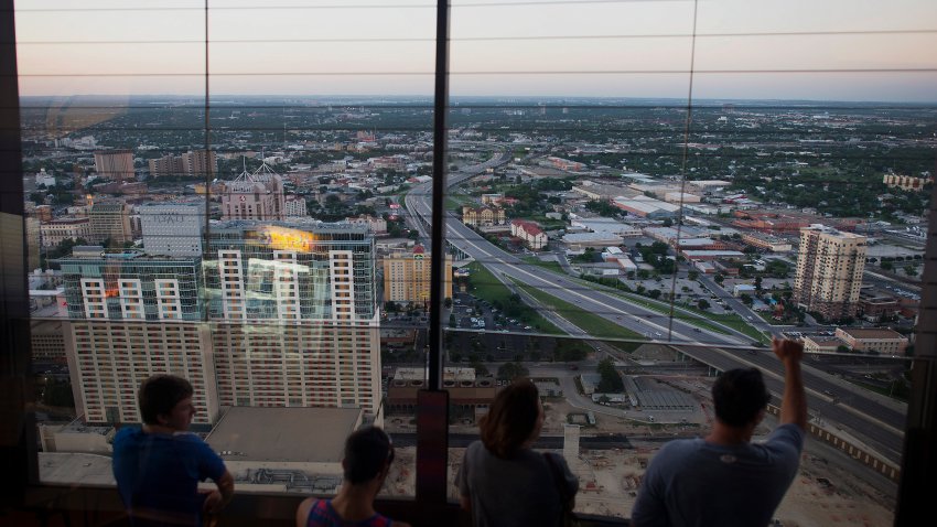 Turistas contemplan el horizonte de San Antonio desde lo alto de la Torre de las Américas en el centro de San Antonio, Texas, EEUU, el jueves 5 de junio de 2014