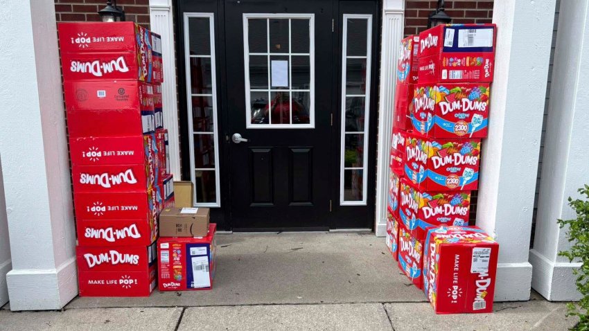 Esta imagen compartida por Holly LaFavers muestra cajas de piruletas Dum-Dum afuera de su casa el lunes 5 de mayo de 2025 en Lexington, Kentucky. (Holly LaFavers vía AP)