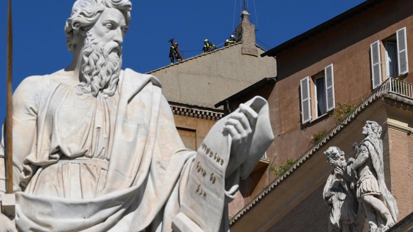 Se instala la chimenea en la Capilla Sixtina para el cónclave