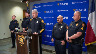 Arrestan a una madre y a su hijo por presunto complot terrorista contra una escuela secundaria en San Antonio