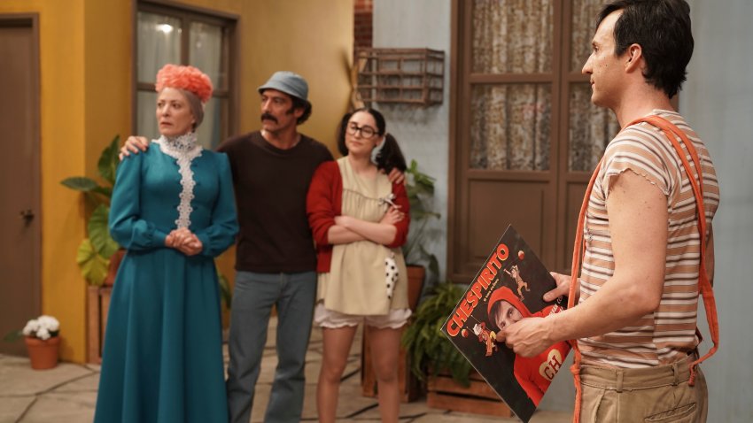 Esta imagen difundida por Warner Bros. Discovery muestra a Andrea Noli, de izquierda a derecha, Miguel Islas, Paola Montes de Oca y Pablo Cruz en una escena de la serie “Chespirito: Sin querer queriendo”. (Warner Bros. Discovery via AP)