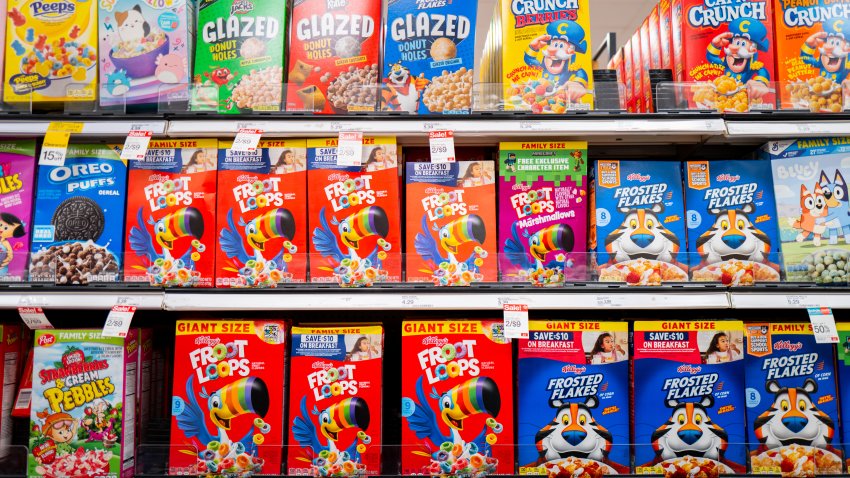 AUSTIN, TEXAS – 04 DE JUNIO: Cajas de cereales en las estanterías de una tienda Target el 04 de junio de 2025 en Austin, Texas.