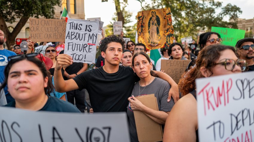 SAN ANTONIO, TEXAS - 11 DE JUNIO: Manifestantes protestan contra las redadas del Servicio de Inmigración y Control de Aduanas de Estados Unidos (ICE, por sus siglas en inglés) en el Ayuntamiento de San Antonio el 11 de junio de 2025 en San Antonio, Texas. El gobernador Greg Abbott está preparando el despliegue de la Guardia Nacional de Texas en respuesta a las manifestaciones que se están produciendo en todo el estado y a la escalada de tensión en todo el país entre los manifestantes y las fuerzas del orden. La orden de Abbott de movilizar tropas sigue a la decisión del presidente Donald Trump de enviar a la guardia nacional de California a Los Ángeles. (Foto de Brandon Bell/Getty Images)