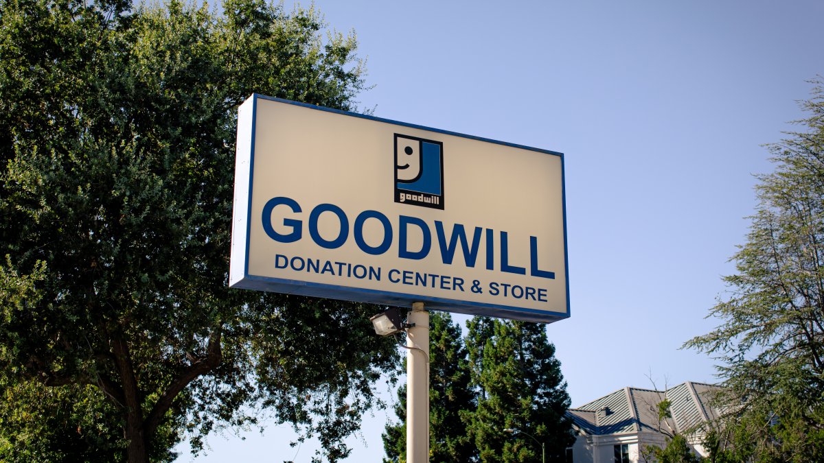 Descubren cadáver en tienda Goodwill de California – Telemundo San ...