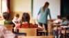 Texas inicia el ciclo escolar con nuevas leyes: sin celulares y con los Diez Mandamientos en clase