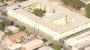 Hallan a niño muerto dentro de congelador en apartamento en Los Ángeles; arrestan a los padres