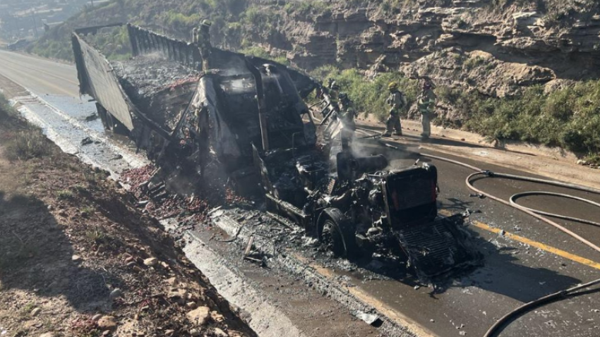 Vehículo incendiado en Tijuana.