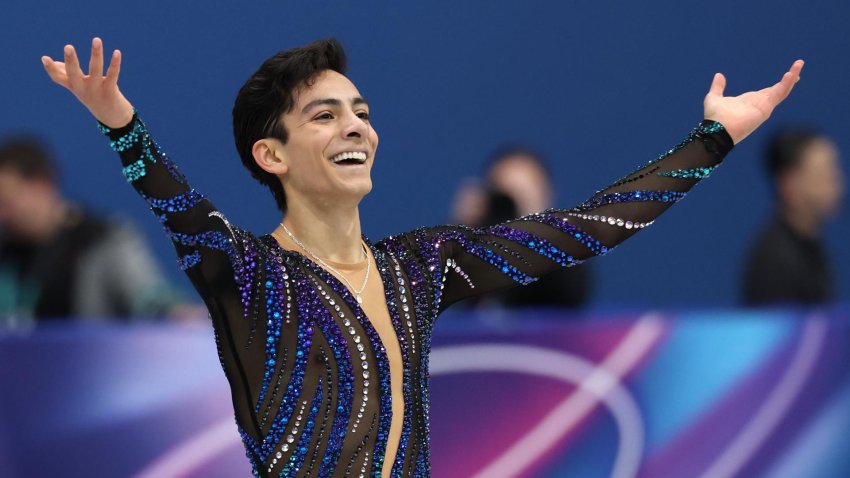 El patinador mexicano Donovan en acción durante su programa corto en la prueba de Patinaje Artístico de los Juegos Olímpicos de invierno en Milán. EFE/EPA/WU HAO
