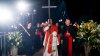 El papa León XIV carga la cruz en el vía crucis, el primer pontífice en hacerlo en décadas