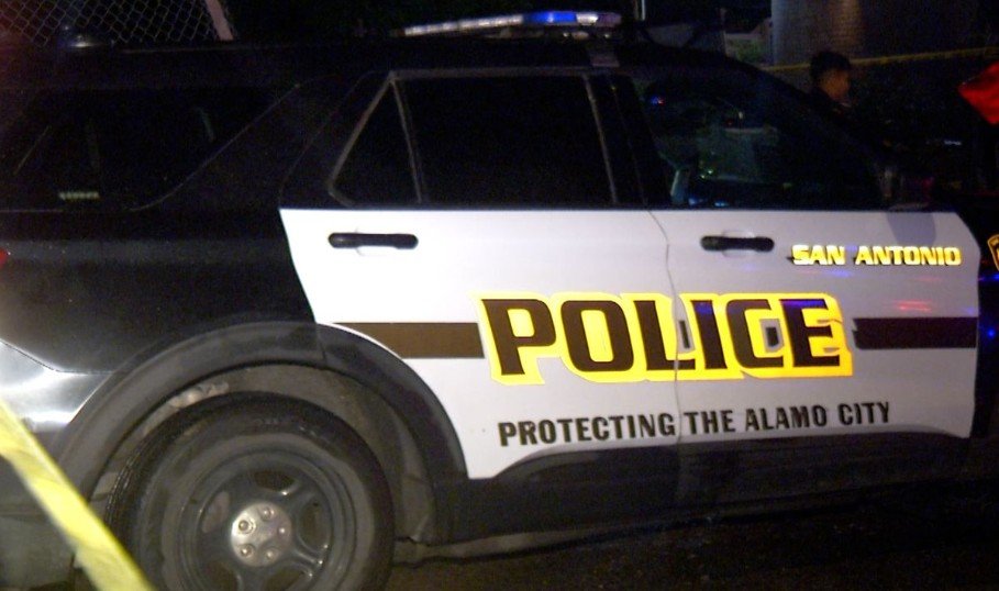 Víctima en estado crítico tras reportes de disparos desde vehículo, según la Policía de San Antonio