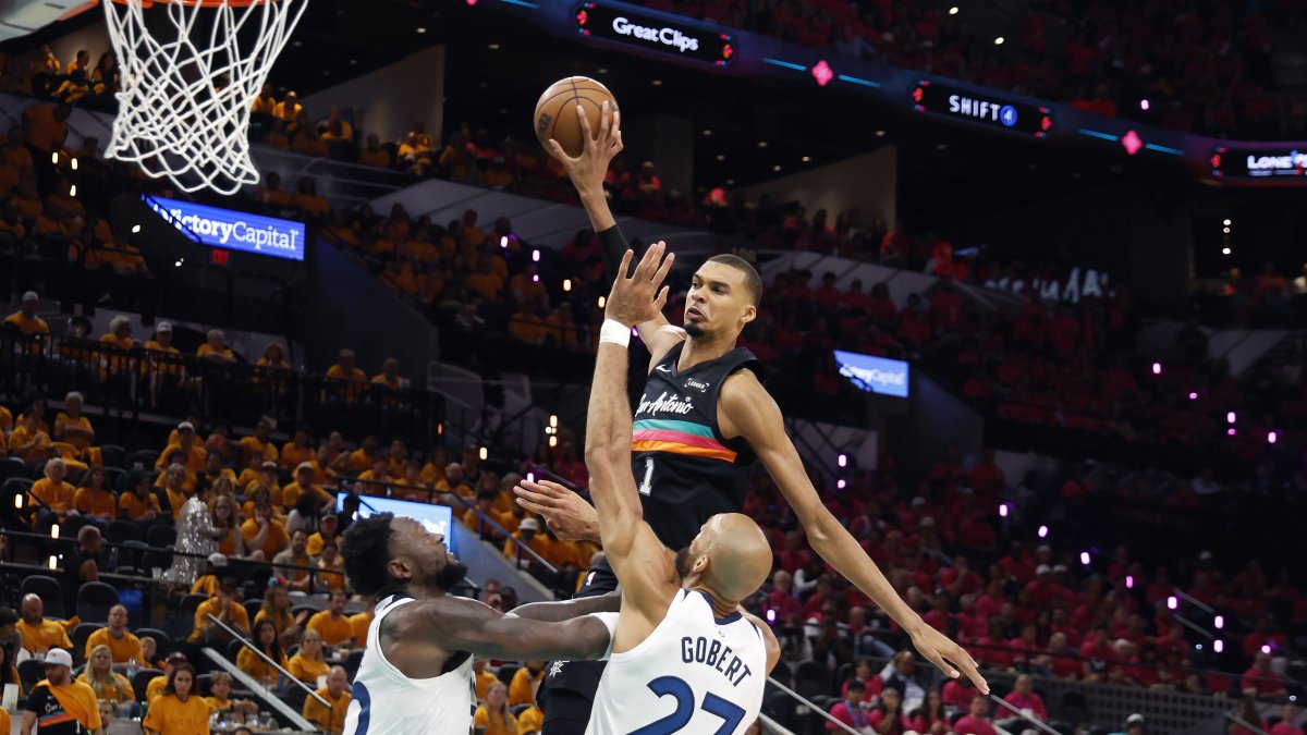 Anthony Edwards regresa de lesión y los Timberwolves vencen 104-102 a los Spurs en un duelo histórico de Wembanyama