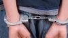 Lo arrestan porque habría robado durante una fiesta y golpeado en la cara a la víctima