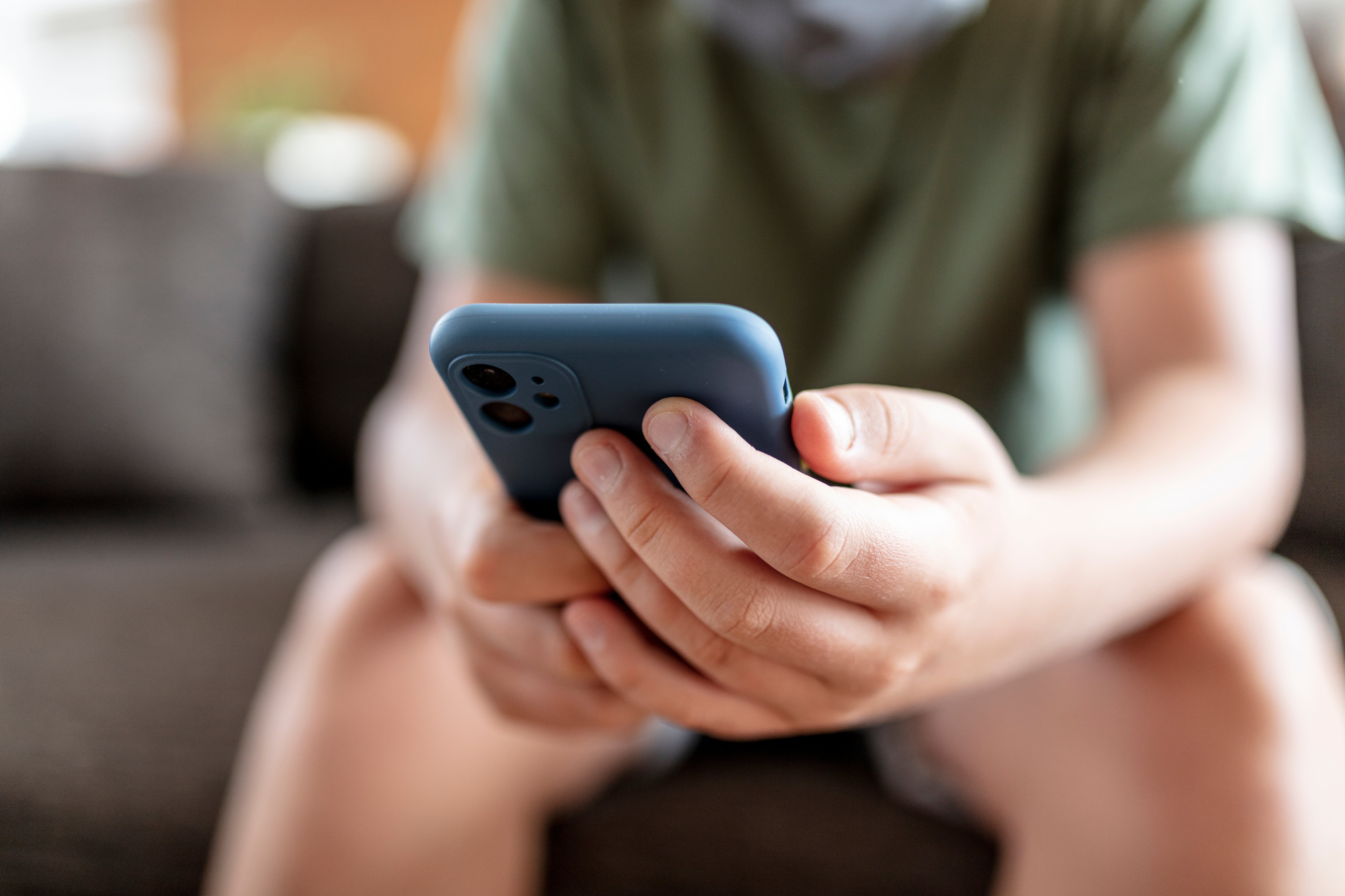 Amenaza en línea: policía advierte sobre grupos violentos que reclutan jóvenes por internet