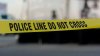 Arrestan a hombre acusado de agredir a una mujer y arrancar el auto con ella sobre el cofre