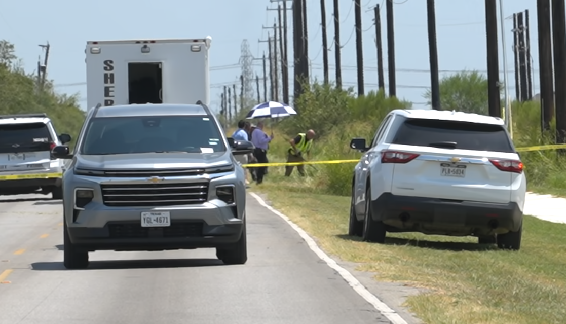 Revelan identidad de hombre hallado muerto junto a una carretera en el condado Bexar
