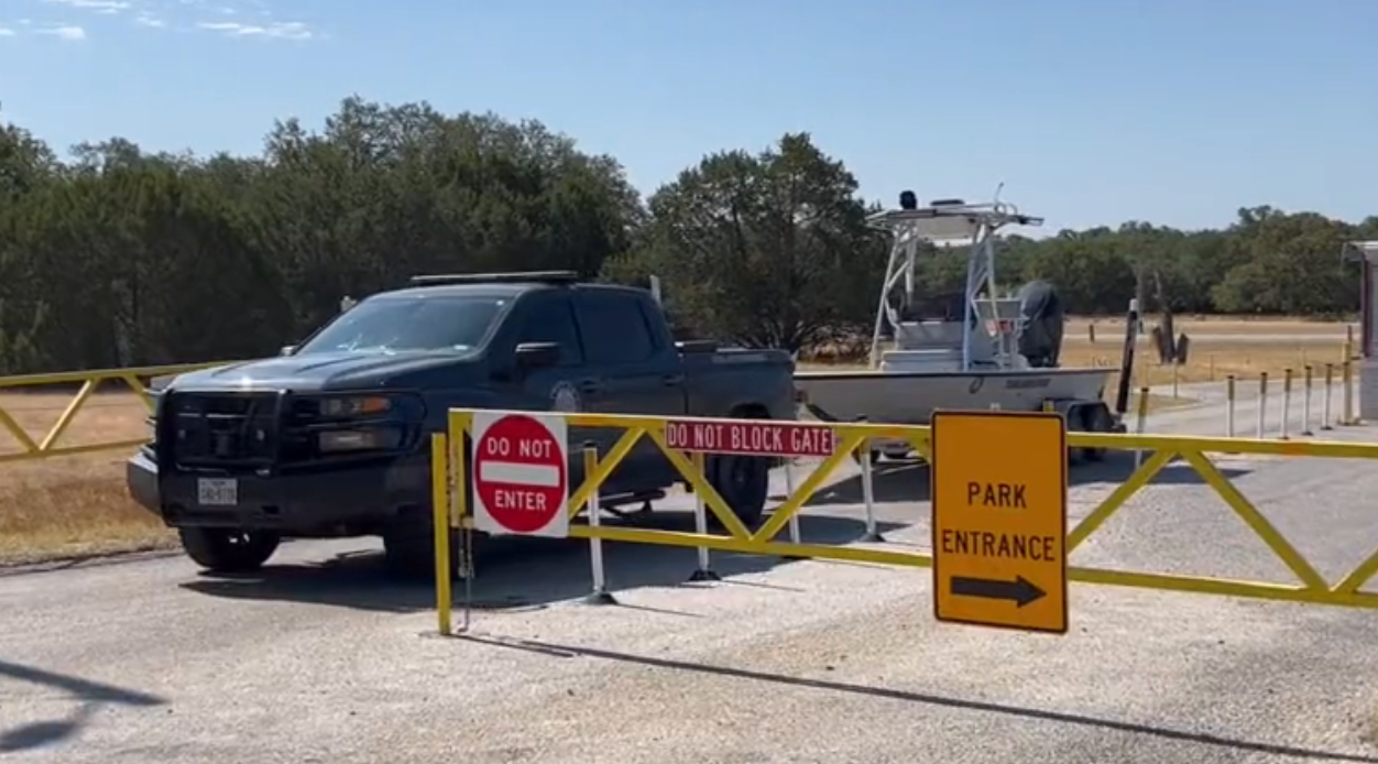 Hallan cadáver de un hombre cerca de la orilla de Canyon Lake