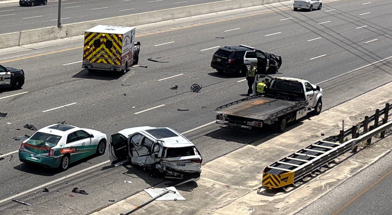 Accidente deja carriles cerrados en la Interestatal 10; patrulla policial está involucrada