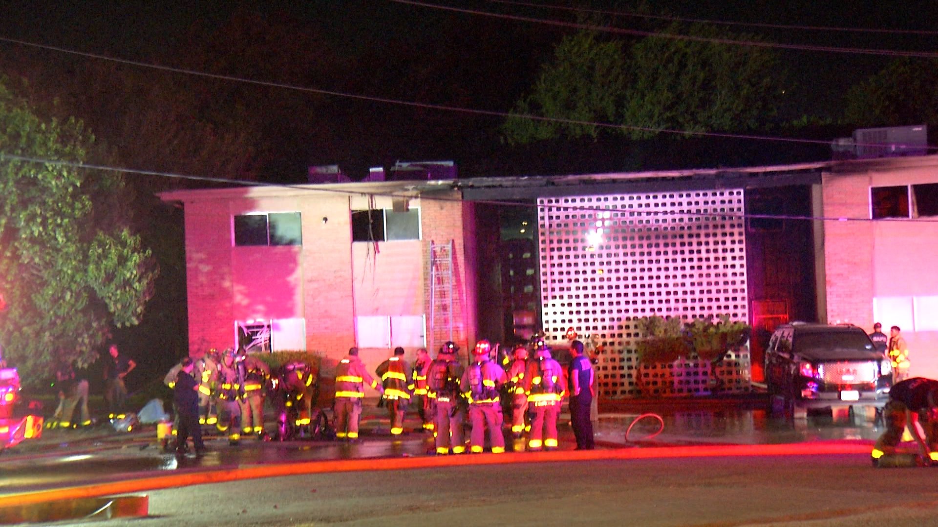 Incendio en complejo de apartamentos deja varios heridos y daños en San Antonio