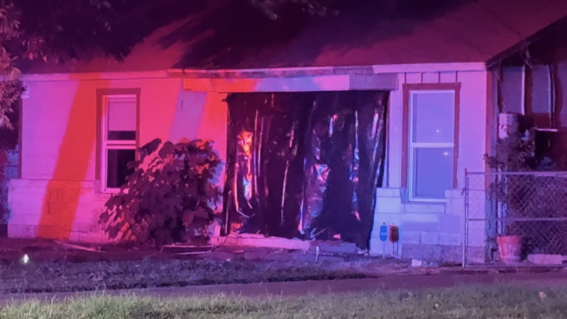 Acusan a conductor de realizar maniobras peligrosas y chocar con una casa en San Antonio