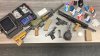 Hallan 400 piezas de correo robado, armas y drogas tras parada de tráfico