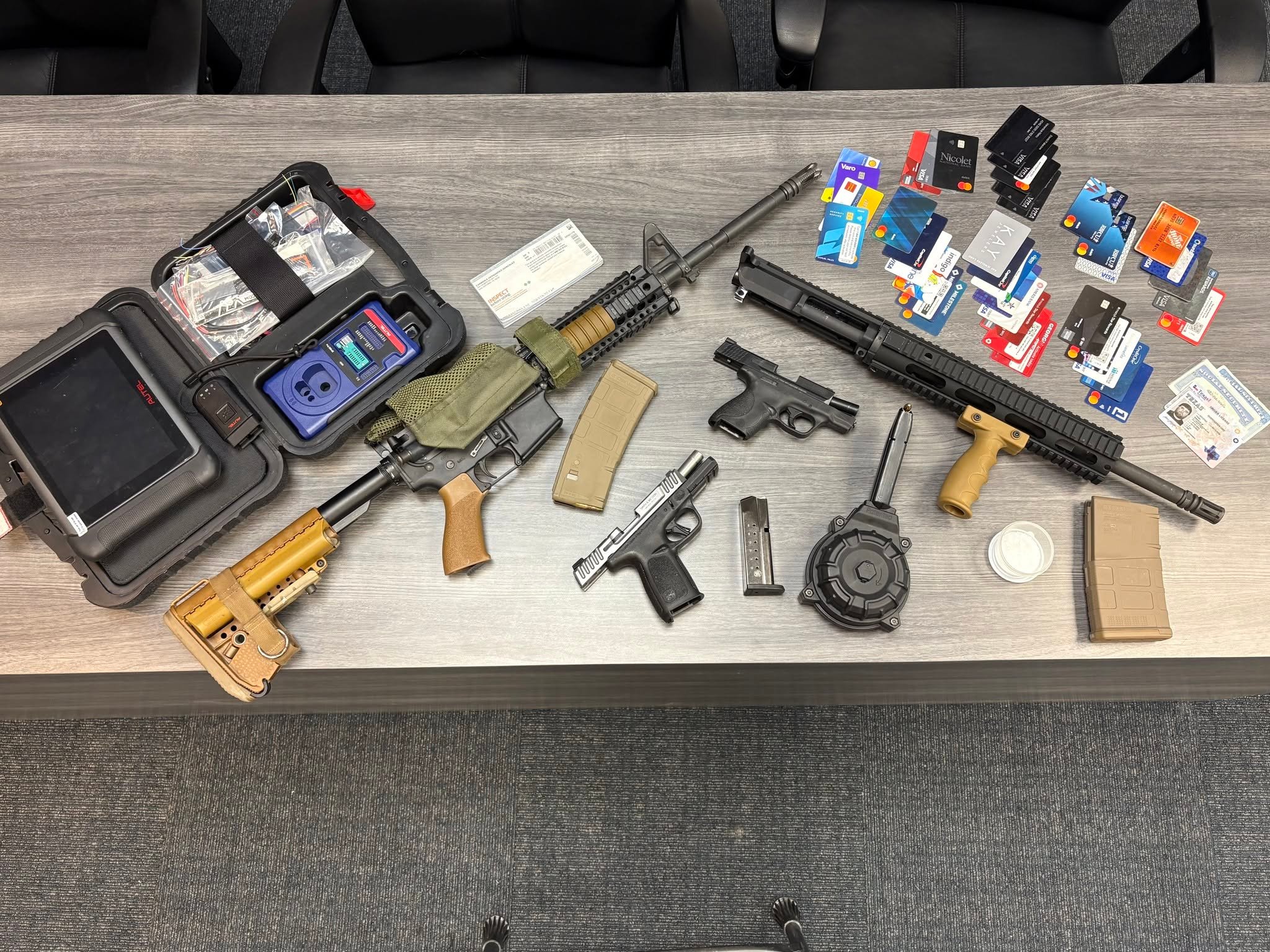 Hallan 400 piezas de correo robado, armas y drogas tras parada de tráfico