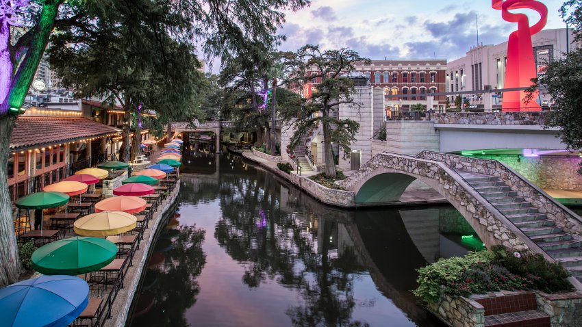 The San Antonio Riverwalk is a famous pedestrian mall and city park in San Antonio, Texas, featuring a network of canals and walkways one level below the street, lined with shops, restaurants, and bars. San Antonio, Texas, September 2025, USA