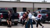 Congresista visita centro de detención de Pearsall para encontrarse con migrante herido