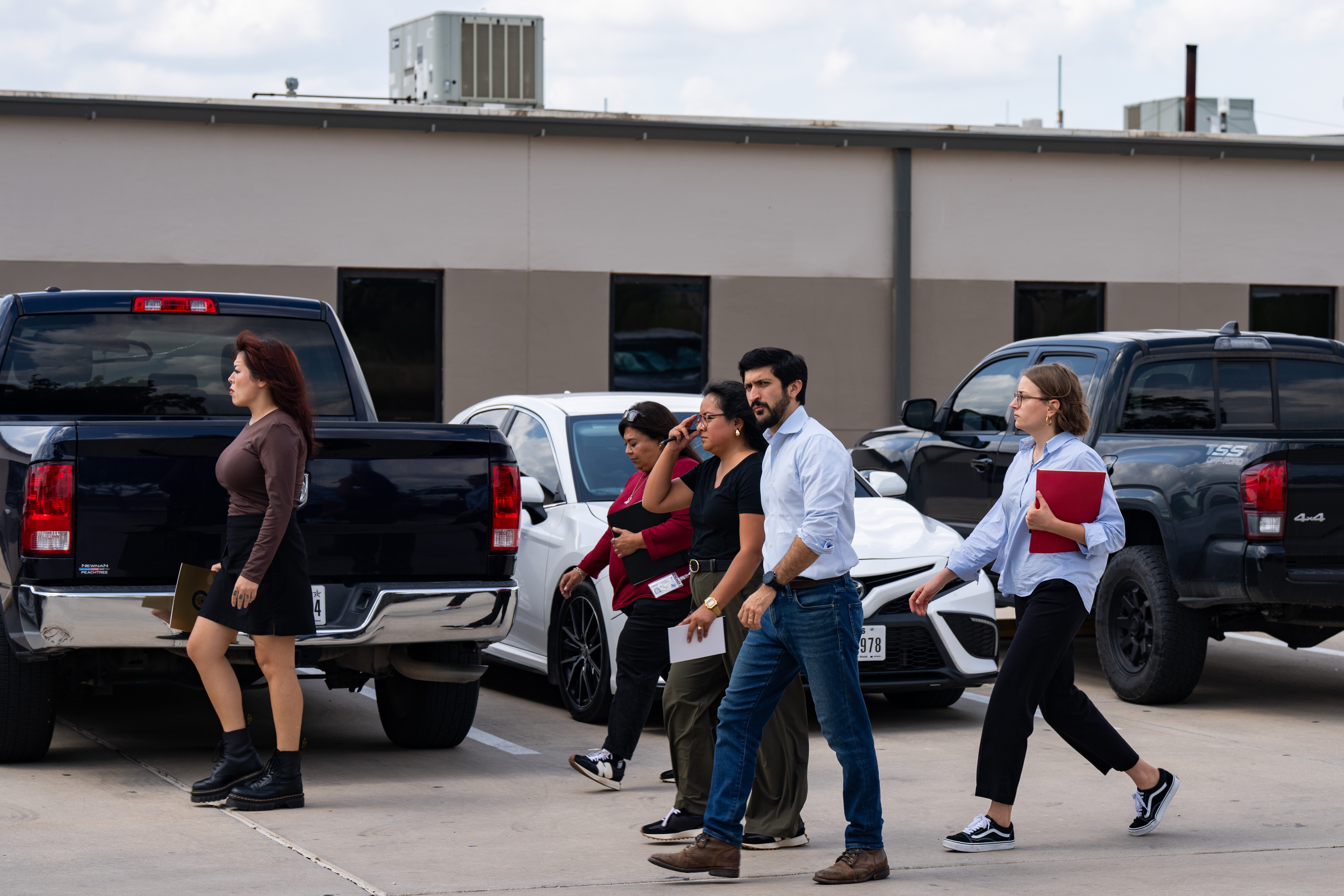 Congresista visita centro de detención de Pearsall para encontrarse con migrante herido