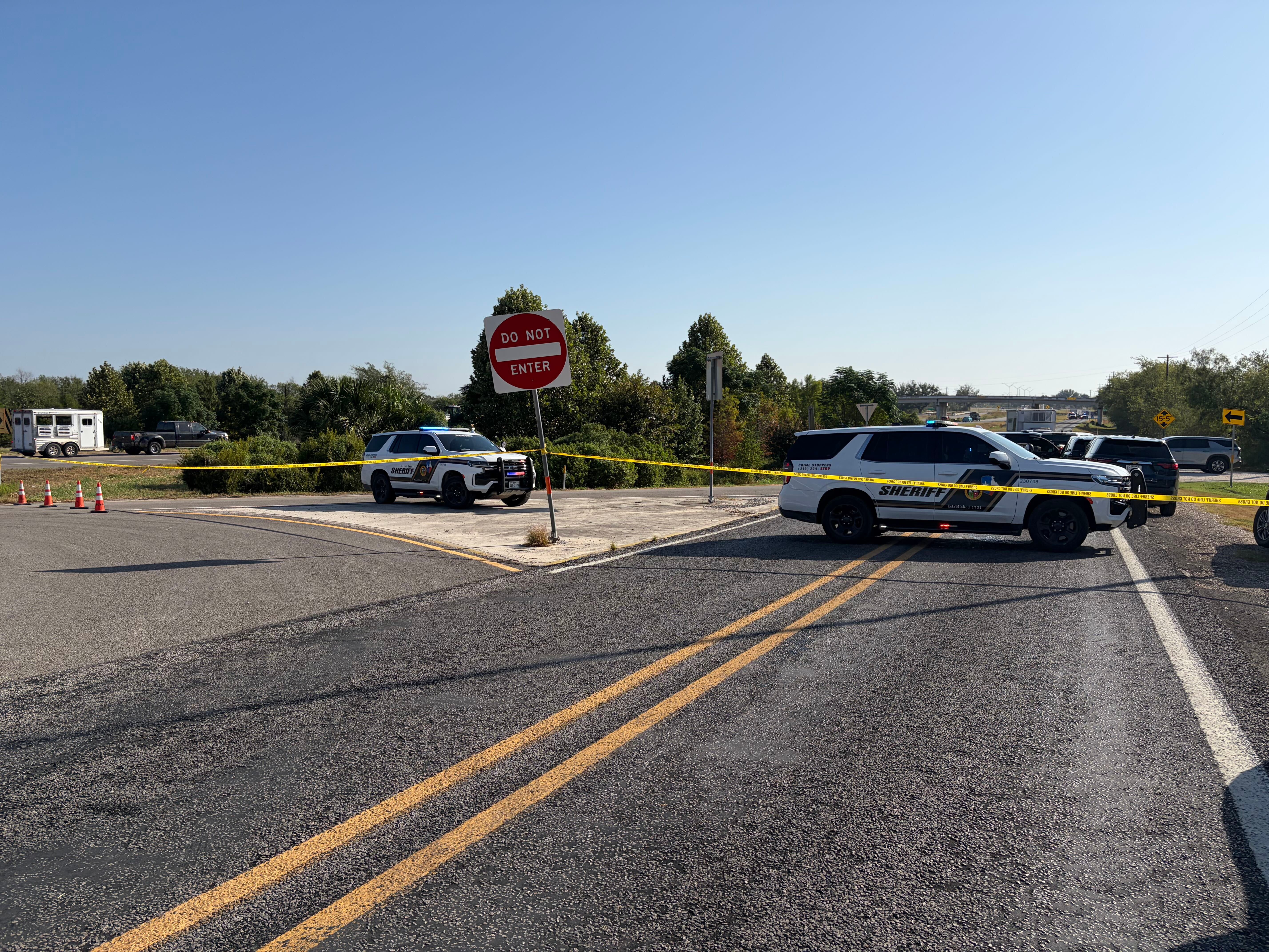 Hallan cadáver de una mujer a un costado de la carretera I-35