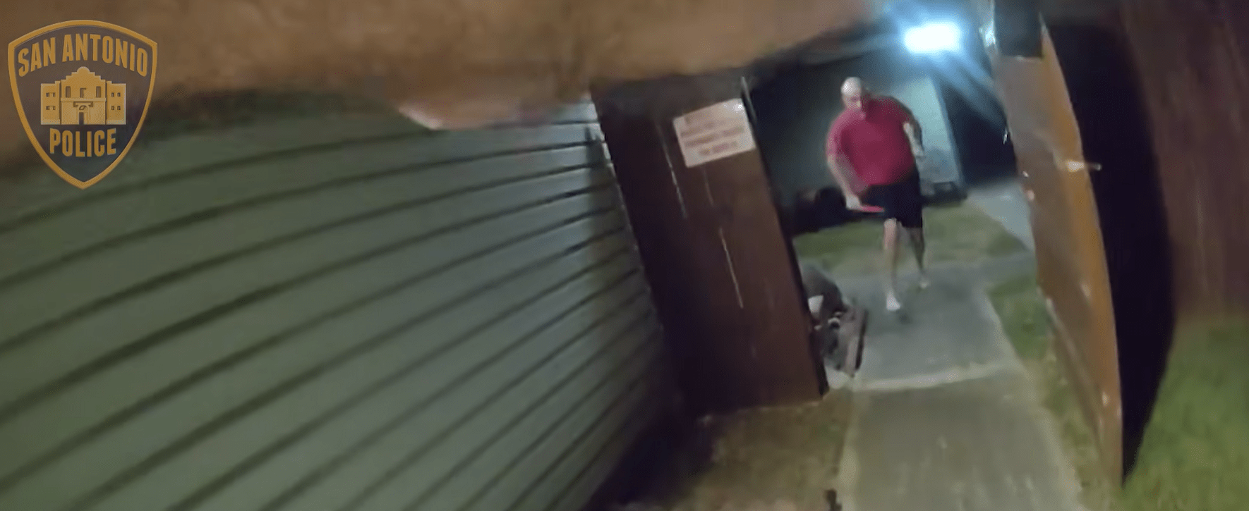 En video: enfrentamiento mortal entre hombre armado con cuchillo y un oficial