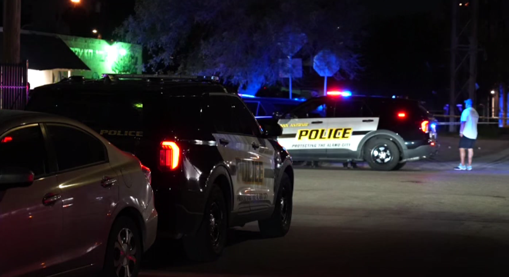 Hombre apunta a un oficial y diez agentes abren fuego, según la policía de San Antonio