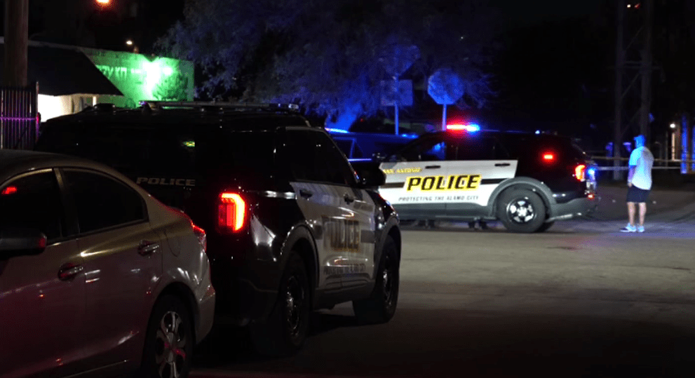 Hombre apunta a un oficial y diez agentes abren fuego, según la policía de San Antonio