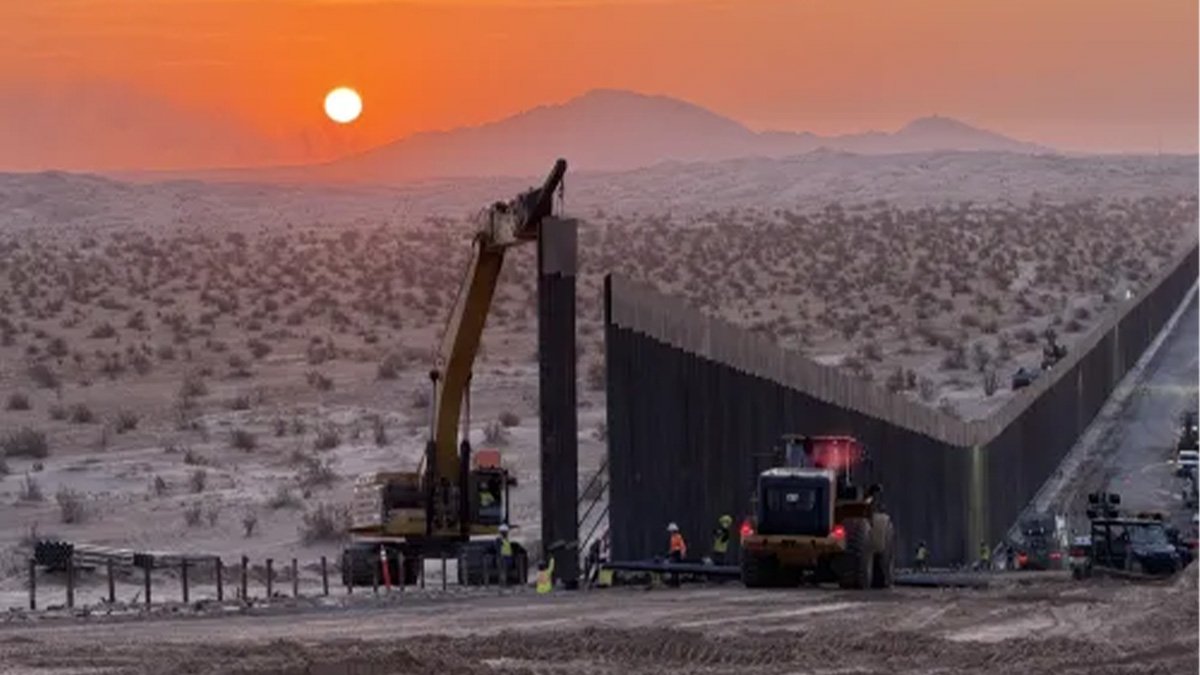 Instalación de paneles del muro fronterizo en el oeste de Texas "está en marcha”
