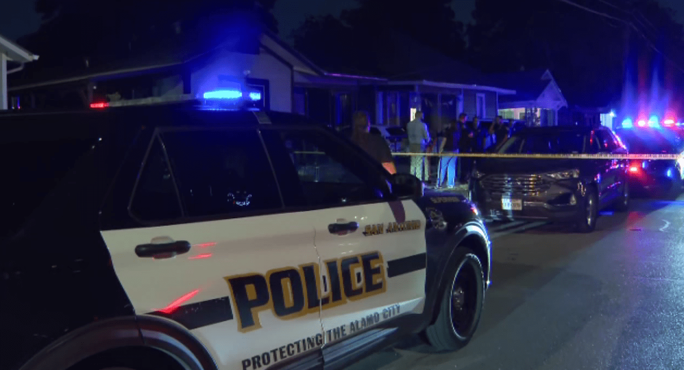 Hombre resulta herido y otro muere tras tiroteo en una residencia en San Antonio