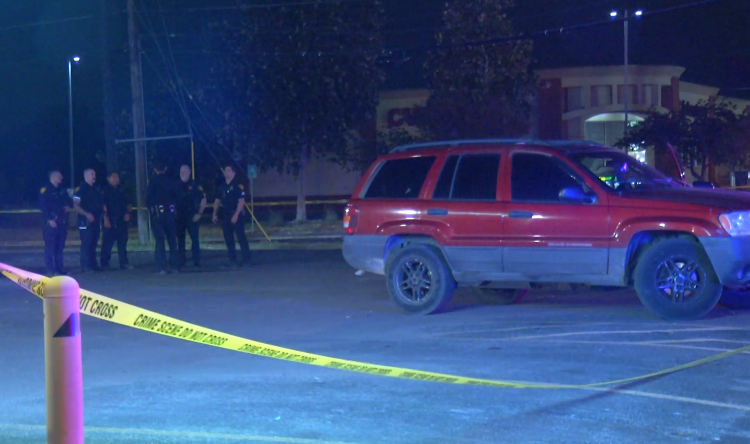 Hallan joven con herida de bala dentro de un auto en el sur de San Antonio