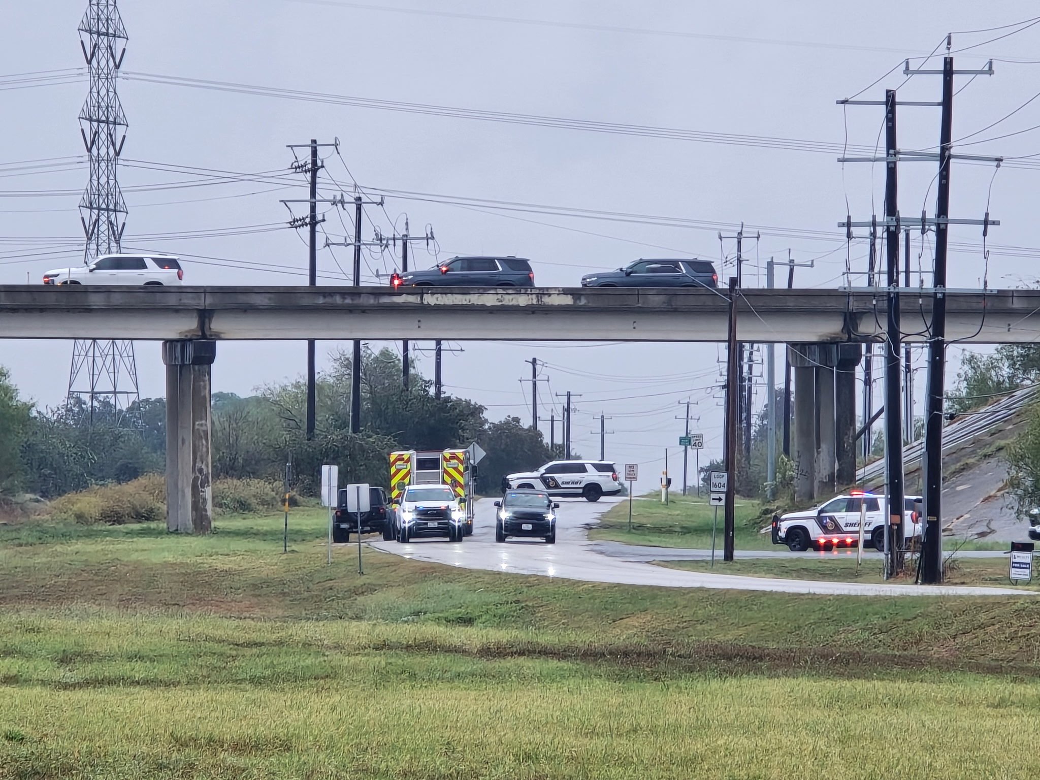 Cierran tramo en carretera Loop 1604 mientras oficiales del condado Bexar realizan investigación