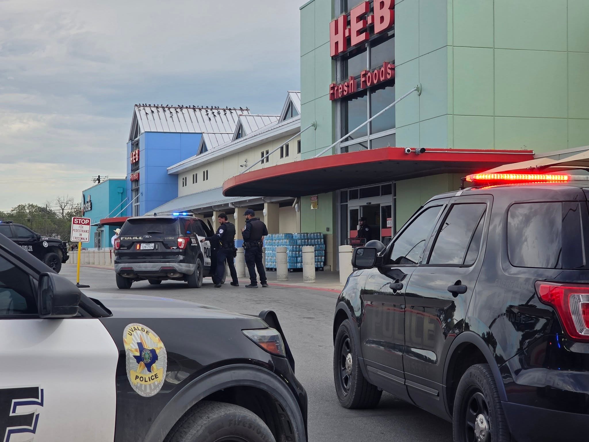 Policía de Uvalde informa de un gran despliegue en una tienda H-E-B; hay un detenido